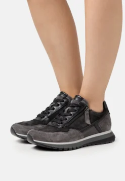 Gabor Comfort Sneakers BasseDark Grey/Graphite/Black Donna Sneakers GAJ11A0DK-C11 -Vendite Gabor cbf84bd826cb4e46ac7099e5dca6bbb1 scaled